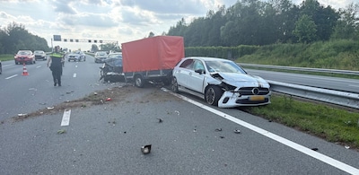 Ravage na ongeval op A1 bij Bathmen: twee auto’s belanden in berm, lange file