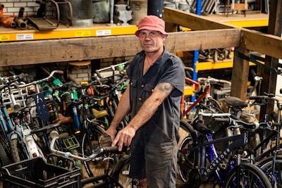Fietsen voor het azc, handel voor Afrika en een loods vol gekke vondsten: bij Joost weet je nooit wa