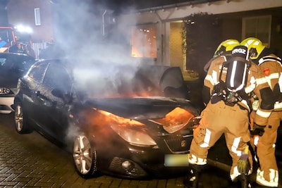 Brand onder motorkap van geparkeerde auto in de Anjerstraat in Tiel