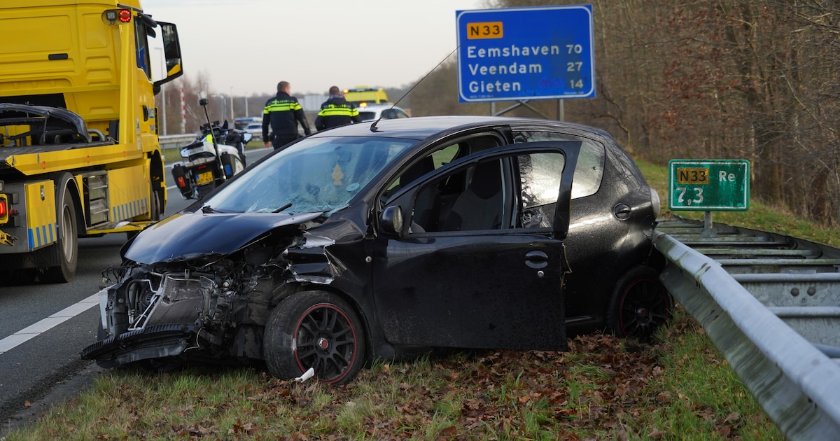 Automobilist gewond na botsing tegen vangrail van de N33 bij Assen