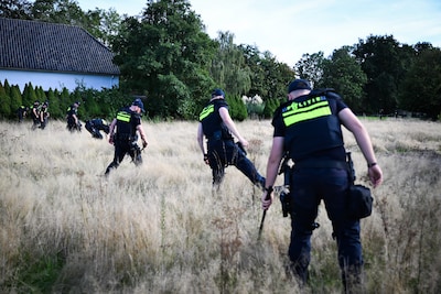 LIVE Overasselt | N-weg weer open na onderzoek • Niet een, maar twee vuurwapens gevonden zaterdag • 
