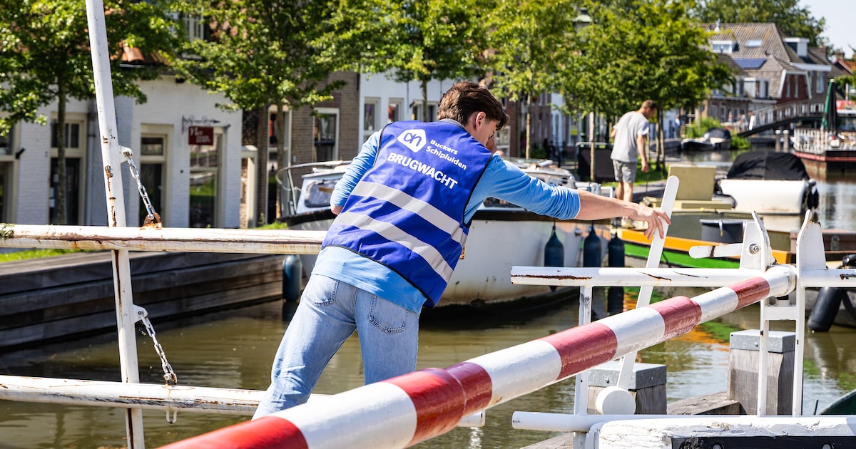 Telefoon bij de servicebalie? Dan rent vakkenvuller Steijn naar buiten om de brug open te draaien