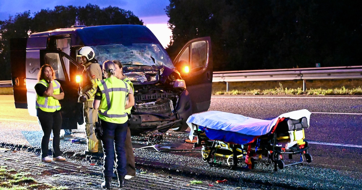 Bestelbus botst achterop vrachtwagen op de A27 bij Lexmond