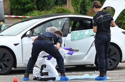 Gewonde gevonden in auto in Tilburg: politie onderzoekt kogelgat en kapot raam, pistool gevonden in 