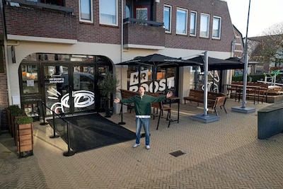 Zonder horeca-ervaring stak Dennis (27) een half miljoen in zijn café in Apeldoorn, na een jaar slui