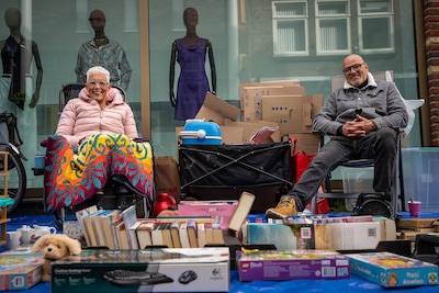 Van een Jezusbeeld tot een speelgoedpistool: dit zijn de pronkstukken op de Apeldoornse kleedjesmark