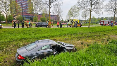 Politieachtervolging in Dordrecht: bestuurder raakt gewond na crash