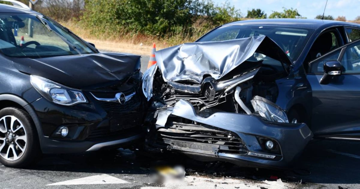 Twee vrouwen gewond na harde botsing tussen twee auto’s op N289 in Kruiningen