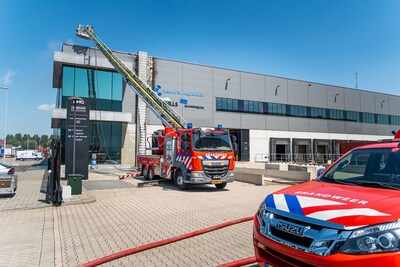Gevel van kantoorpand in de Waalhaven-Zuid beschadigd door felle brand