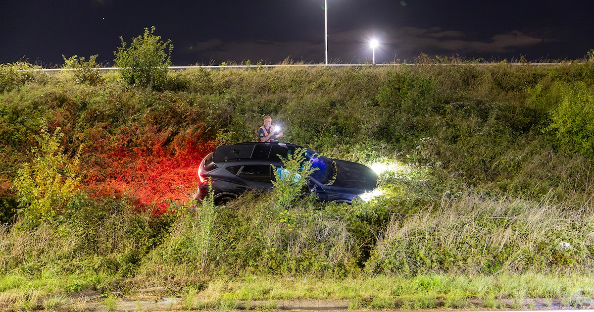 Auto schiet van A4 bij Schiphol en belandt in de bosjes