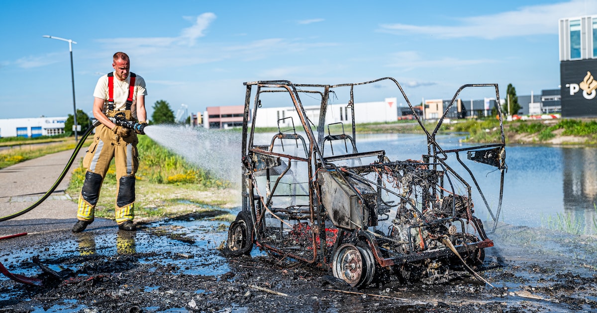 Brommobiel vliegt in brand op fietspad in Drachten