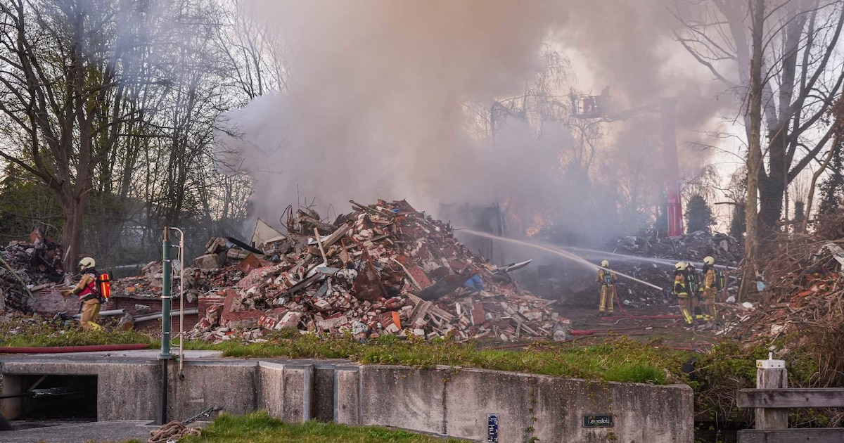 Veel rook nadat puin in brand vliegt bij schuur in Kiel-Windeweer | 112 ...