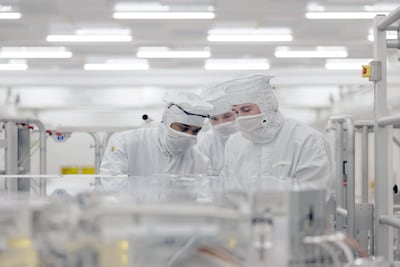 Honderden ASML’ers melden gezondheidsklachten door mondkapjes: Arbeidsinspectie stelt onderzoek in