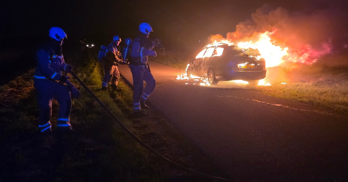 Auto gaat in vlammen op langs de Polderweg in Eexterveenschekanaal