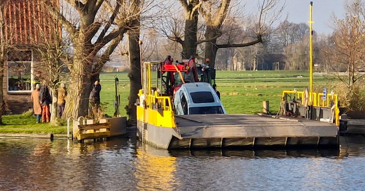 Auto rijdt water in bij pontje in Rijpwetering
