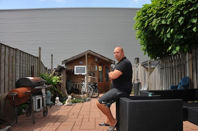Grote loods naast de tuin van Erwin mag blijven staan, ondanks jarenlange strijd en verzet