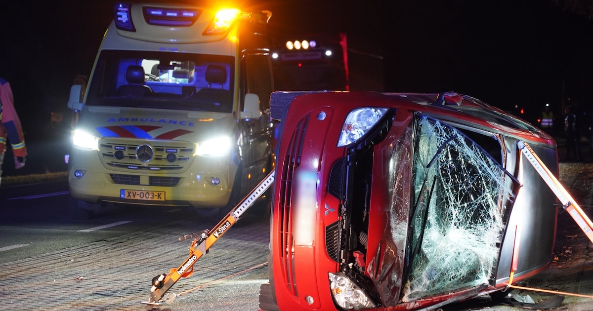 Auto gekanteld na botsing op Hoofdweg in Smilde