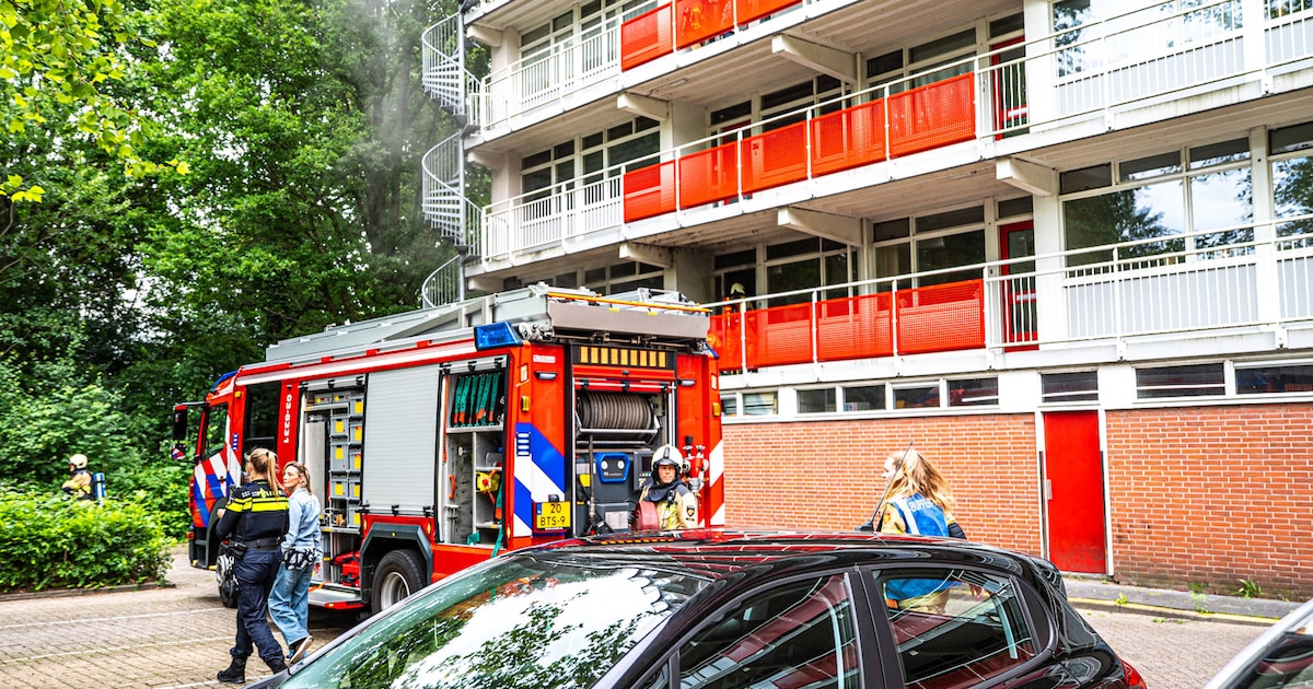 Zwarte rook bij brand in galerijflat in Assen, omliggende woningen ...