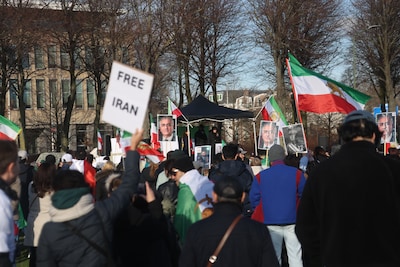 Paar honderd mensen bij demonstratie op Malieveld in Den Haag tegen regime in Iran