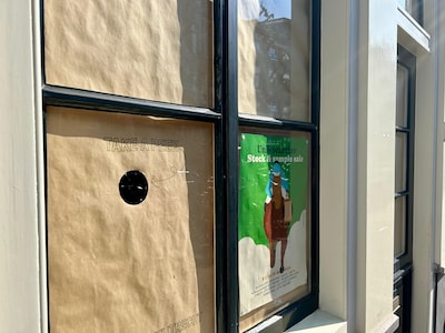 Kijkgaatje zorgt voor nieuwsgierigheid aan de Voorstraat: ‘Allemaal neusjes en voorhoofden tegen het