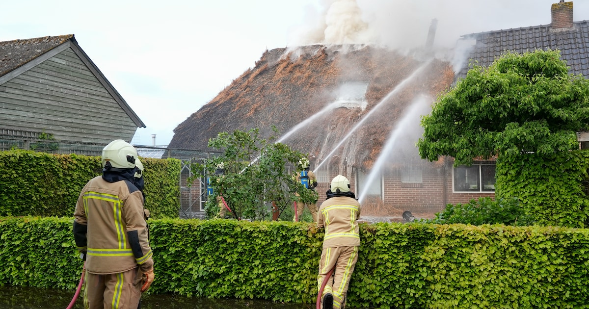 Rieten dak verwoest door brand in Dwingeloo