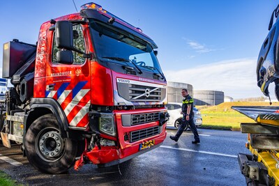 Botsing tussen  personenauto en brandweerwagen op Moezelweg in Rotterdam