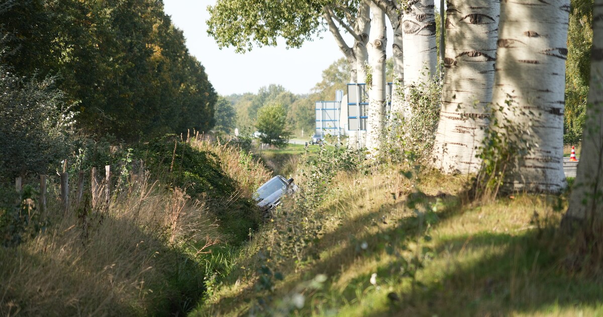 Auto rijdt sloot in na botsing op N862 bij Emmen