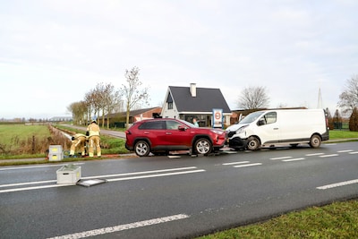Automobilist botst frontaal met bestelbus op N320 in Ingen