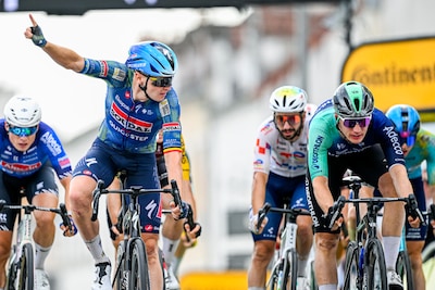 Tim Merlier klopt Olav Kooij in door valpartij ontsierde sprint en maakt hattrick compleet