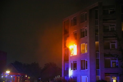 Bewoners geëvacueerd na uitslaande flatbrand in Apeldoorn, politie gaat uit van opzet