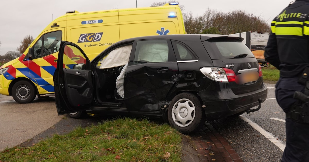 Busje botst op auto bij kruising in Deurne