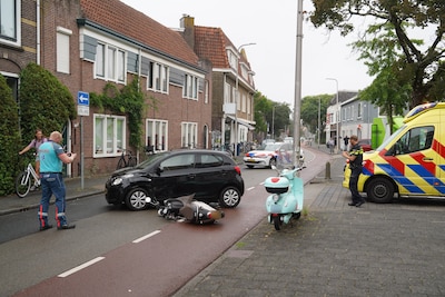 Scooterrijder gewond bij botsing met auto op de Assendorperstraat in Zwolle