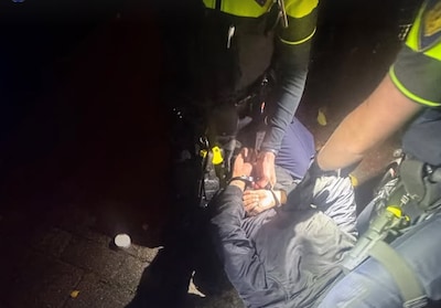 Man slaat agent in het gezicht als hij wordt aangehouden voor veroorzaken van aanrijding