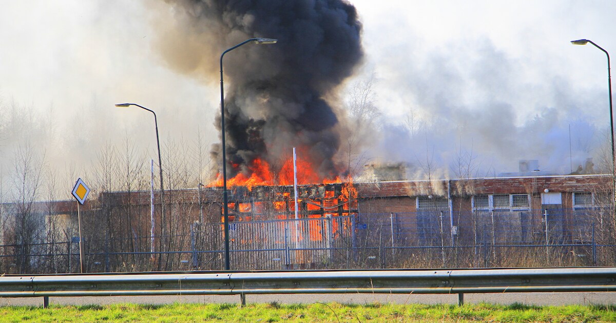 Veel rookontwikkeling bij uitslaande brand in bedrijfspand in Weert
