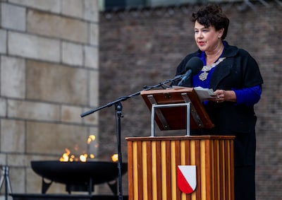 Dodenherdenking op het Domplein brengt Utrecht bij elkaar: ‘Ook nu verwoest oorlog levens’