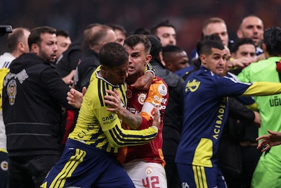 Derby tussen Galatasaray en Fenerbahçe ontaardt na laatste fluitsignaal in massale vechtpartij