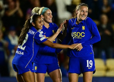 Wieke Kaptein helpt Chelsea met prachtige goal aan zege in Champions League