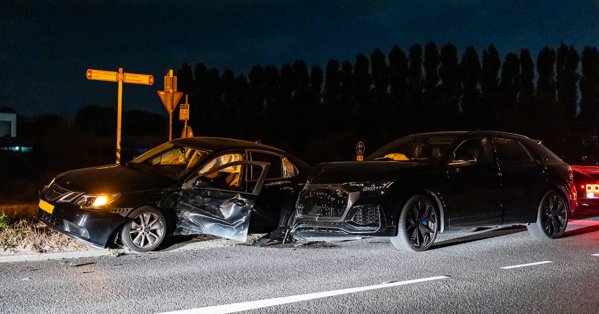 Botsing tussen twee auto's op Matlingeweg in Rotterdam