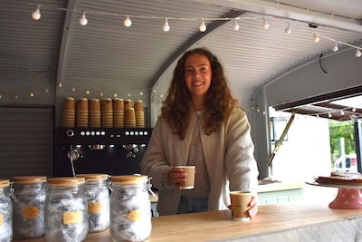 Kim bouwde een oude Citroën-bus om tot koffiebar op wielen: ‘Je hoort me al van ver aankomen’