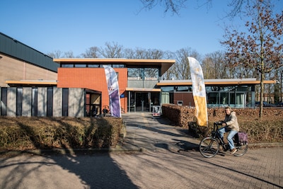 Als rechter partijen naar de gang stuurt, sluit Voorst een akkoord met stichting