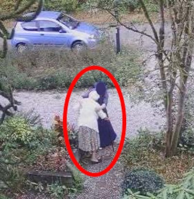 Terwijl Truida (92) in de tuin is, roepen mensen vanuit auto naar haar. Snel blijkt dat ze meer will