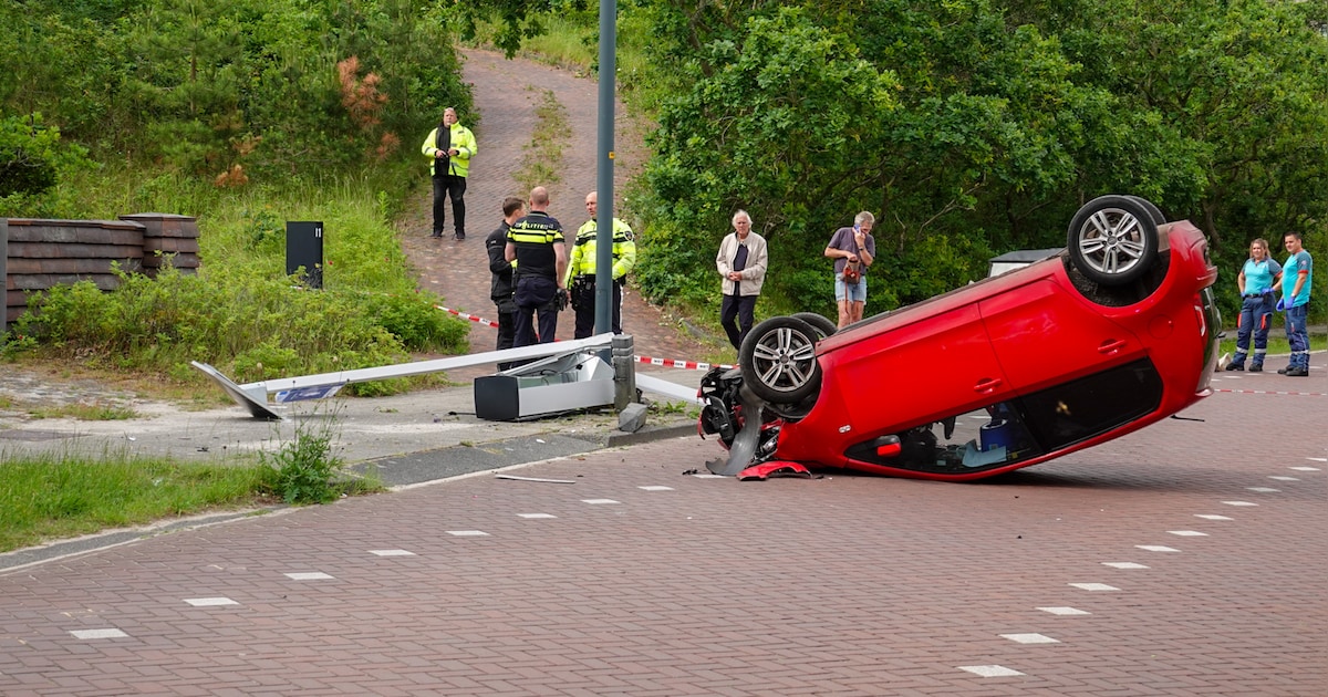 Auto belandt op de kop aan de Zeeweg in Bergen aan Zee