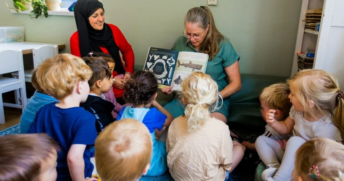 Voorleesclub en boekenleggers maken in bibliotheek in Hellevoetsluis