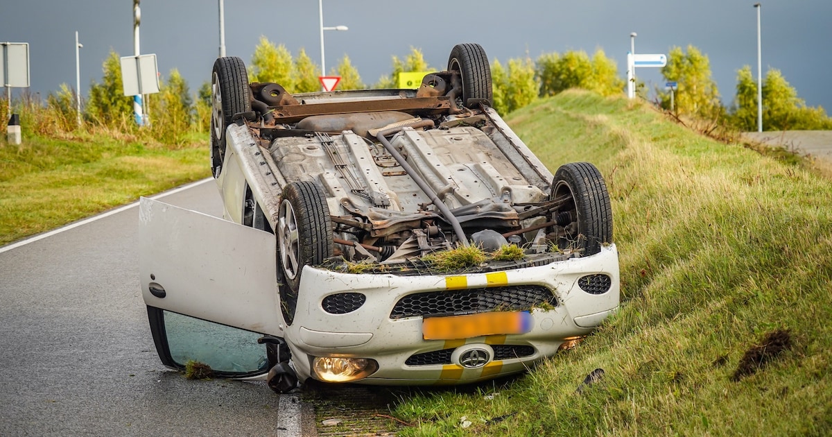 Auto op de kop na ongeval op N391 bij Emmen