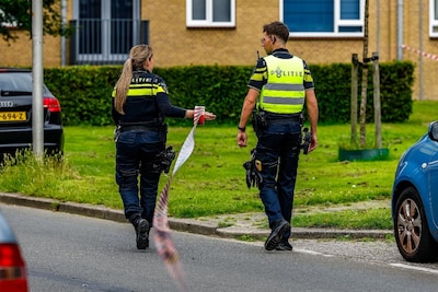 Twee gewonden bij schietpartij in Hengelo, politie houdt verdachte aan en zoekt nog naar een tweede 
