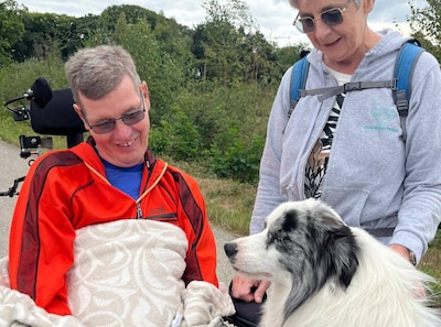 Slopende spierziekte ALS nam Leon alles af, behalve zijn humor: ‘Blijf lachen, morgen komt de zon ge