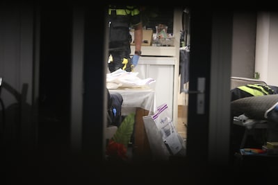 Grote drugsvondst na anonieme tip: kinderen uit woning gehaald bij inval en meerdere personen aangeh