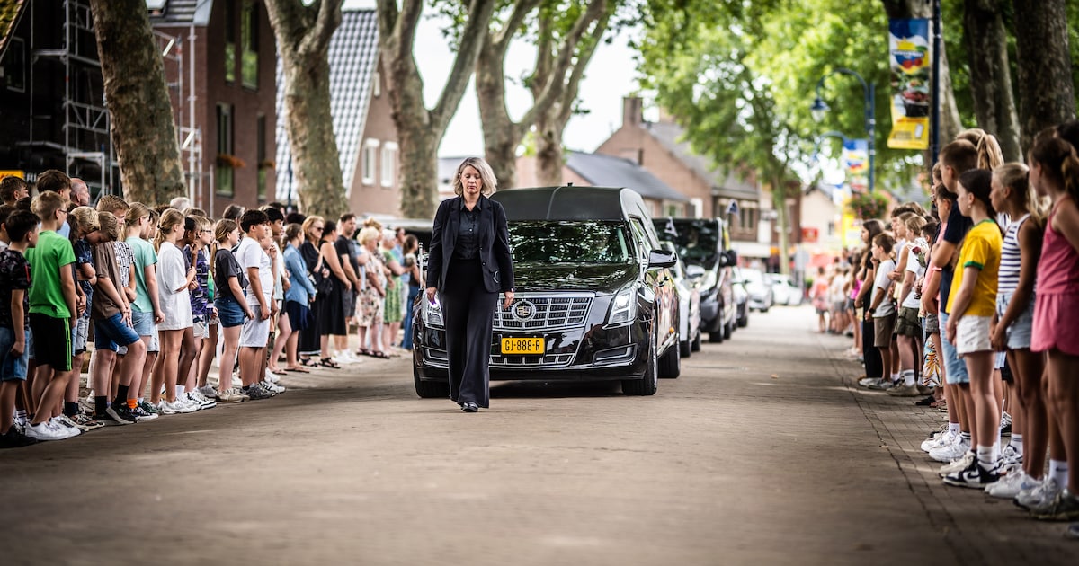 Doodstil langs de Dorpstraat voor Sam (13): klasgenoten en dorpsgenoten nemen massaal afscheid