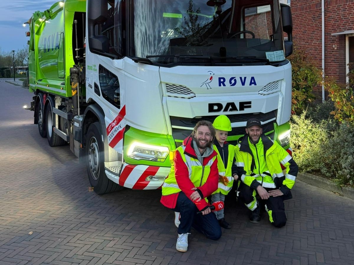 ‘Mag ik een rondje met de vuilniswagen mee?: 4-jarige Boaz ziet wens in vervulling gaan bij Qmusic