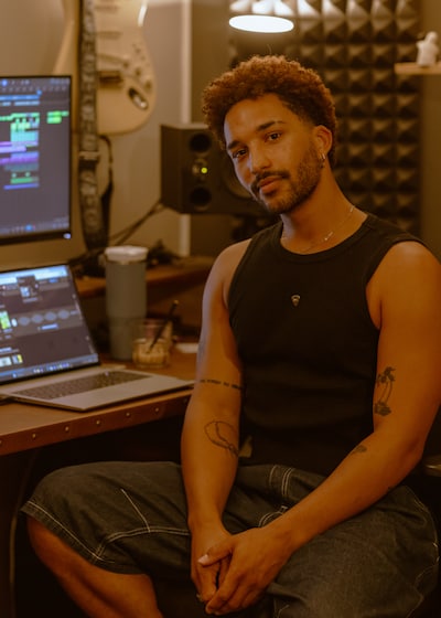 In de raamloze studio van het Volkshotel maakt Tos van Eekeren (26) muziek: ‘Ik heb er weleens gezet